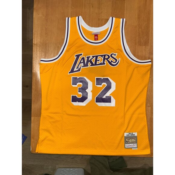INSANE NWT Lakers Bundle: Magic Johnson Jersey, Lakers Hat, Shirt, Shorts $292 - Picture 9 of 16